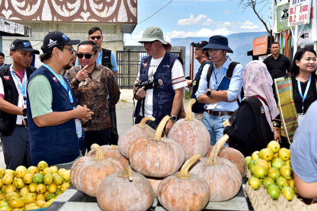 Asesor UNESCO melakukan kunjungan ke sejumlah titik di Danau Toba. [Istimewa]